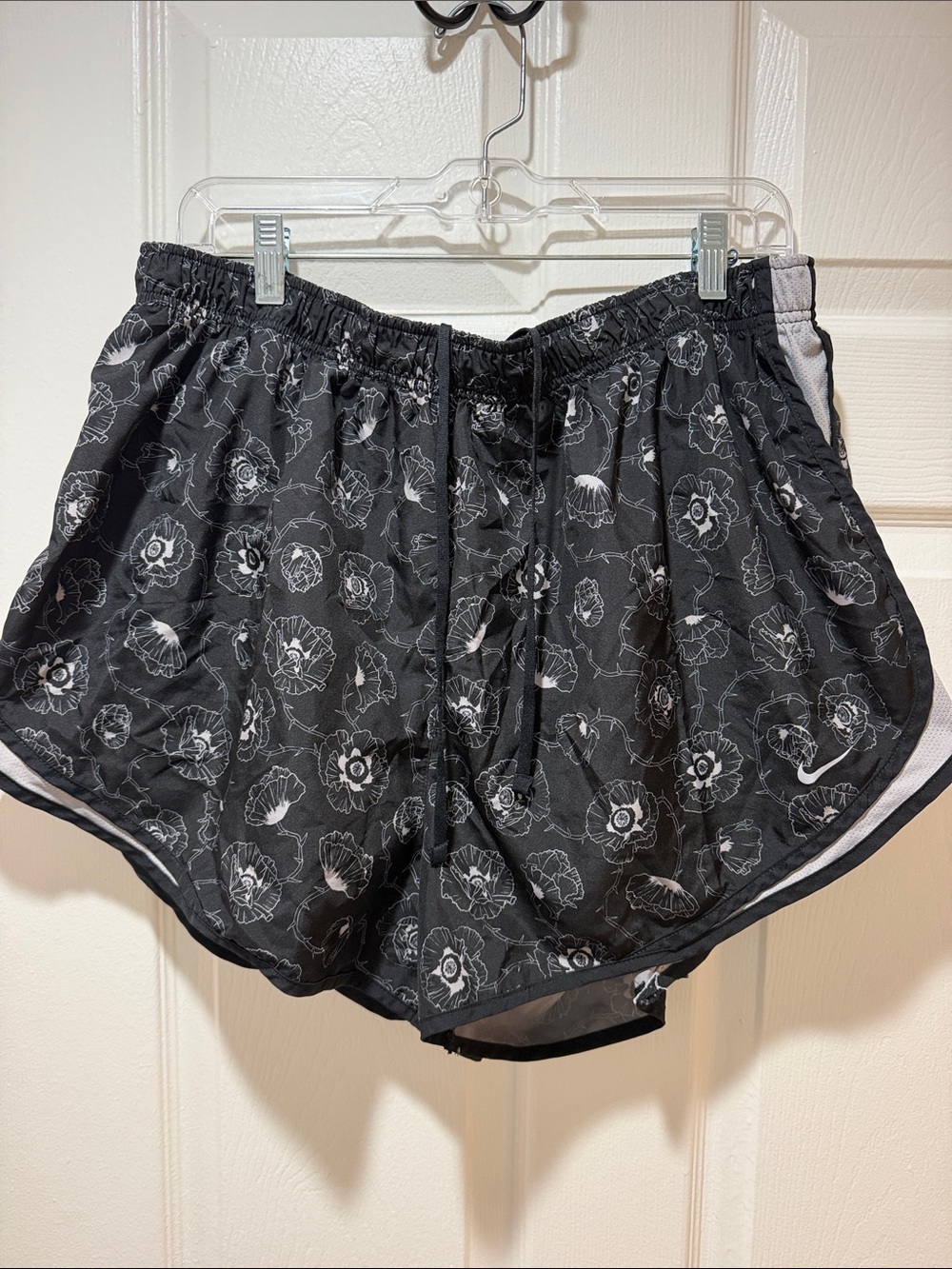 Nike Women's Black Floral Athletic Shorts with White Accent 2X